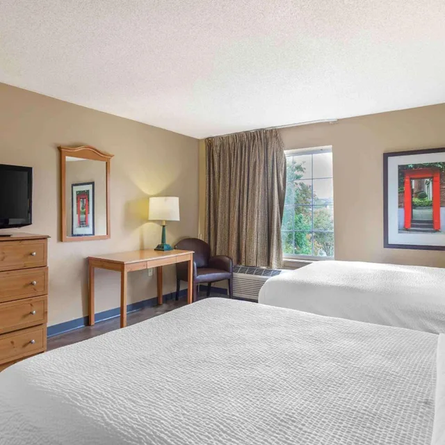 غرفة بسرير كينج وسريرين كوين بمطبخ، Studio 6 Extended Stay Memphis Airport TN 3/4