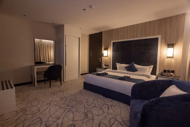 جناح استوديو بزنس بسرير كينج، فندق وأجنحة سكاي لاين(SKYLINE HOTEL & SUITE) 1/4