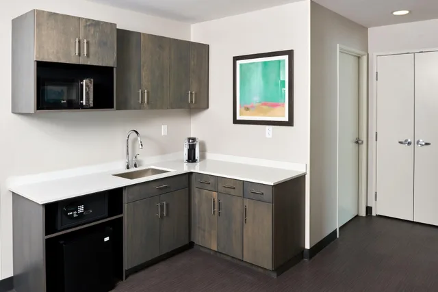 Suite, Multiple Beds، Holiday Inn And Suites Philadelphia W Drexel Hill 3/3