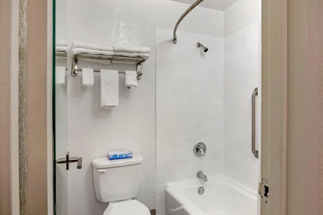 غرفة قياسية بسرير كينج، Quality Inn & Suites Ruther Glen 8/8