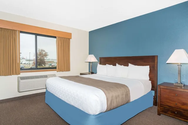 غرفة بسرير كينج لذوي الإعاقة، Days Inn & Suites by Wyndham Baxter Brainerd Area 2/3