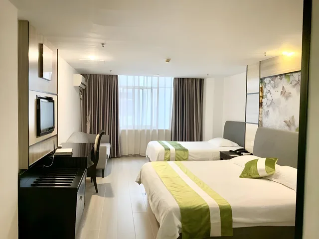 غرفة عائلية بسرير كينج وسرير فردي، Greentree Inn Suzhou Taicang Baolong Square Express Hotel 1/1