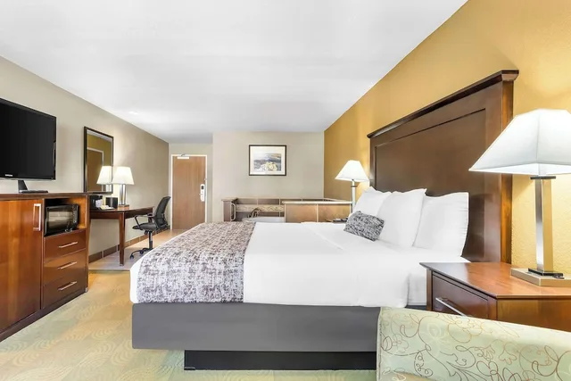 غرفة قياسية بسرير كينج بحوض جاكوزي، Best Western California City Inn & Suites 1/4
