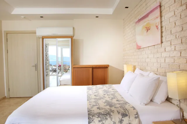 جناح جونيور بسرير مزدوج بشرفة بإطلالة جزئية على البحر مع أريكة، Saylam Suites 3/4