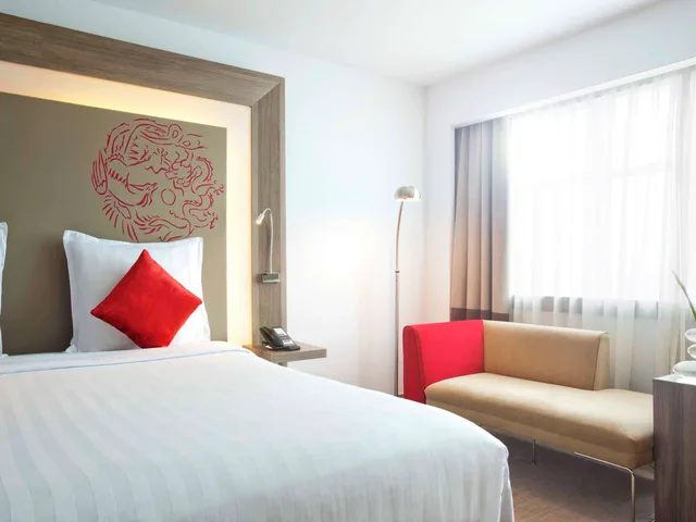غرفة بريميير تنفيذية بسرير كينج، Novotel Jakarta Gajah Mada 1/6