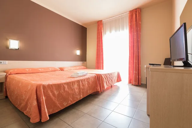 غرفة قياسية رباعية بسرير كوين وسرير فردي، Tossa Beach Center 1/5
