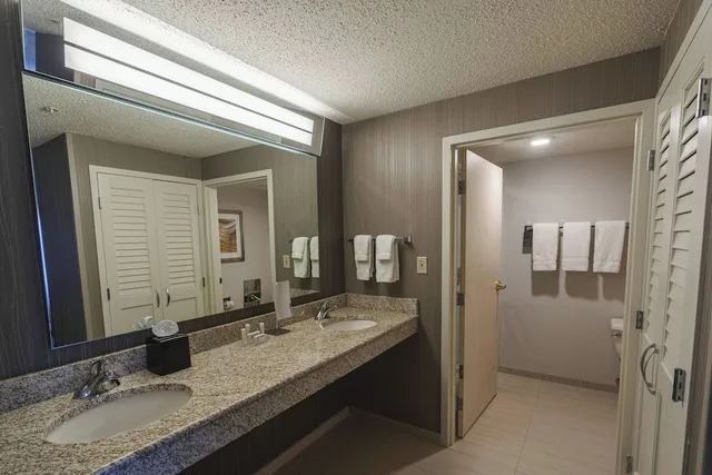 غرفة بسرير كينج مع أريكة لذوي الإعاقة، Courtyard by Marriott Cleveland Willoughby 5/7