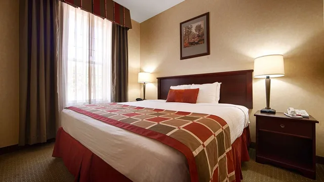 غرفة بسرير كينج بحوض استحمام لذوي الإعاقة، Best Western Plus Ticonderoga Inn & Suites 2/2