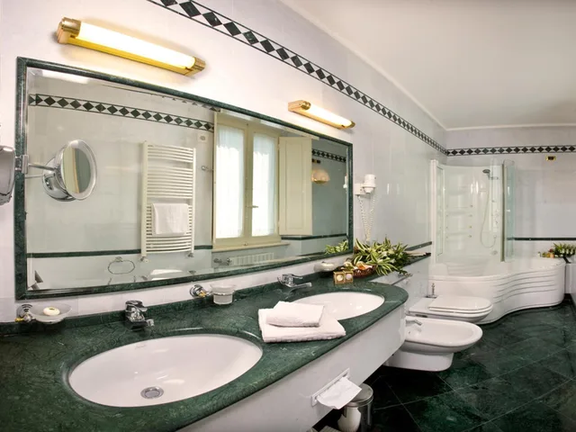غرفة ثلاثية، Grand Hotel Vittoria 1/3