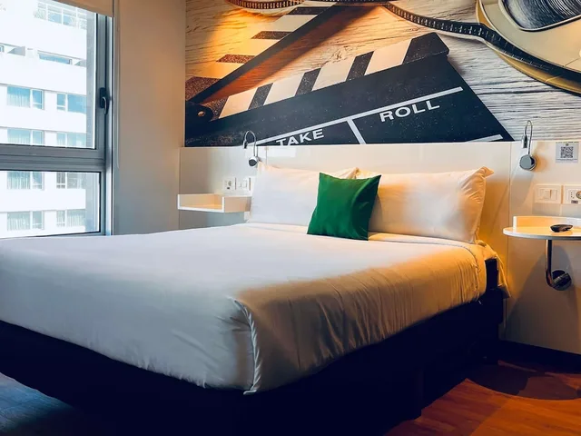 غرفة عائلية بسرير مزدوج وسريرين منفصلين، Ibis Styles Montevideo Biarritz 2/10