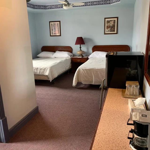 غرفة بسرير كينج وسريرين كوين، Lakeview Hotel 10/10