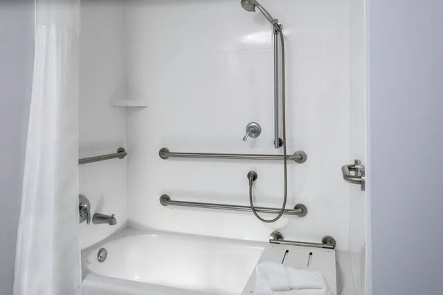 غرفة بسريرين كوين بحوض استحمام لذوي الإعاقة، Hilton Garden Inn Ocala Downtown 2/2