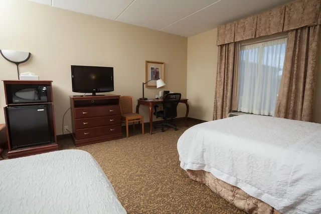 غرفة بسريرين كوين لذوي الإعاقة، Hampton Inn Oneonta 2/4