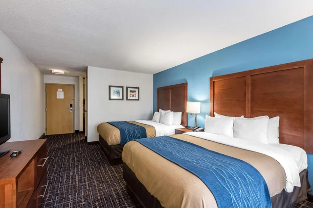 Room, 2 Queen Beds, Comfort Inn and Suites Lees Summit Kansas City 4/8