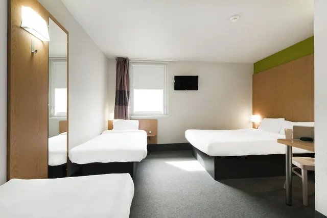 غرفة رباعية بسرير مزدوج وسريرين منفصلين، B B Hotel Lyon Sud Etats Unis 3/5