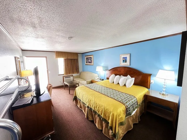 غرفة قياسية بسرير كينج، Night Inn 2/4