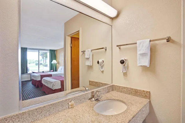 Standard, Queen Bed, Days Inn by Wyndham Clarksville TN 3/4