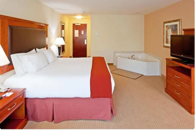 جناح بجاكوزي، Holiday Inn Express Hotel Suites Latham 1/1
