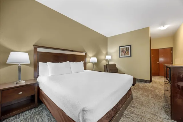غرفة بسرير كينج بحوض استحمام لذوي الإعاقة، Best Western Plus Prairie Inn 5/8
