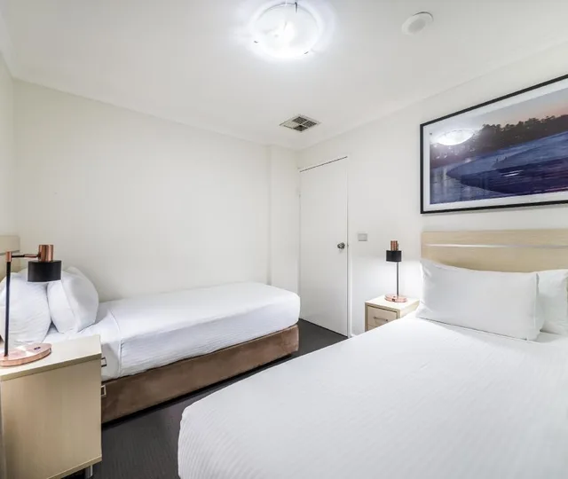 شقة تنفيذية بسرير كوين وسريرين منفصلين بإطلالة على المدينة بغرفتي نوم، Oaks Sydney Goldsbrough Suites 2/10