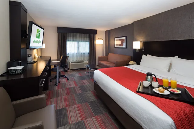 غرفة قياسية بسرير كينج لذوي الإعاقة، Holiday Inn Milwaukee Riverfront 1/5
