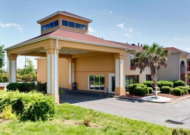 غرفة بسرير كوين للمدخنين، Quality Inn and Suites Monroe NC 1/1