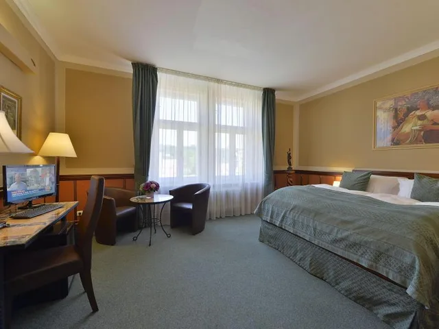 غرفة ديلوكس بسرير فردي وسريرين مزدوجين، HASTAL HOTEL 1/2
