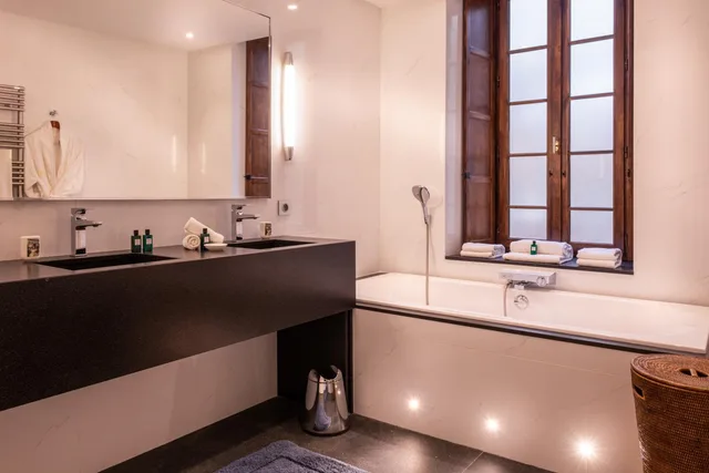 جناح بسرير كوين، L Hotel de Beaune 2/2