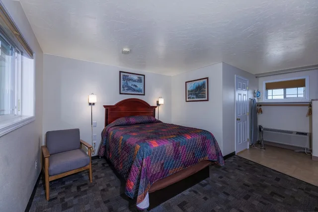 غرفة بسرير كوين بمطبخ صغير، Gateway Inn 1/5