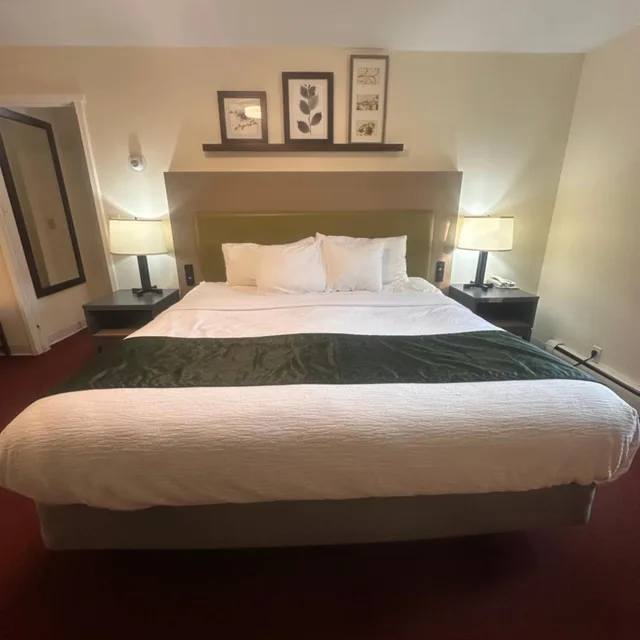 غرفة بسرير كينج، Pictured Rocks Inn & Suites 2/8