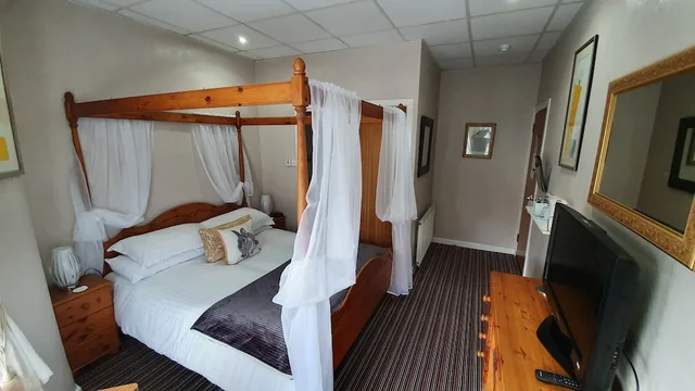 Four Poster, Double Bed, Sofa، Rock Dene Hotel - Guest House 1/4