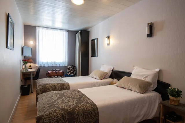 غرفة بسريرين منفصلين، Hotel Le Bayeux 2/6