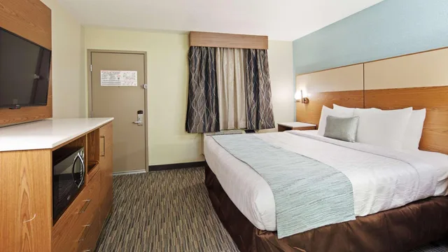 جناح بسرير كينج بغرفة نوم واحدة يُسمح فيها بالحيوانات الأليفة بمطبخ، Best Western Carlsbad by the Sea 1/6