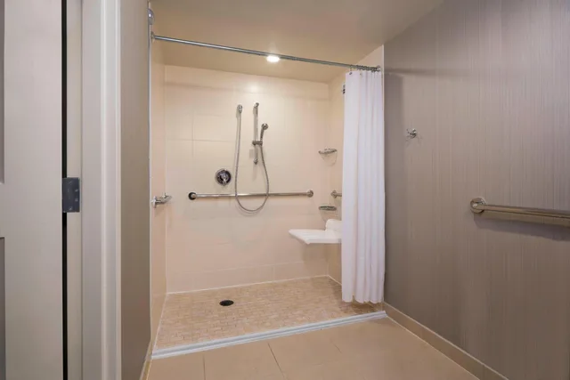 غرفة بسرير كينج بحوض استحمام لذوي الإعاقة، Falls Church Marriott Fairview Park 9/10