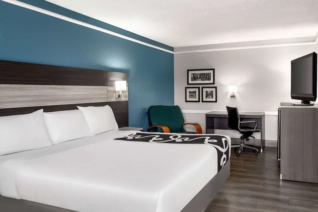غرفة بسرير كينج بحوض استحمام لذوي الإعاقة، La Quinta Inn Victoria 1/6