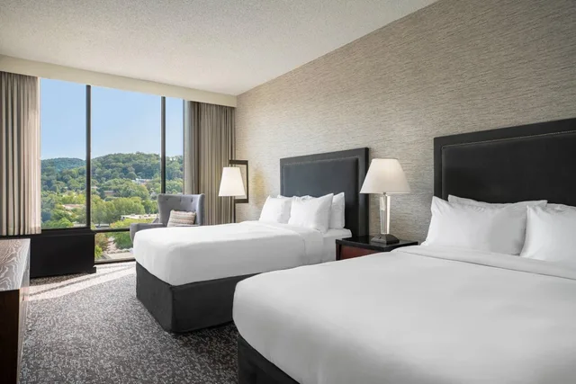 جناح بسريرين كوين بغرفة نوم واحدة في طابق مرتفع، Renaissance Asheville Downtown Hotel 2/5