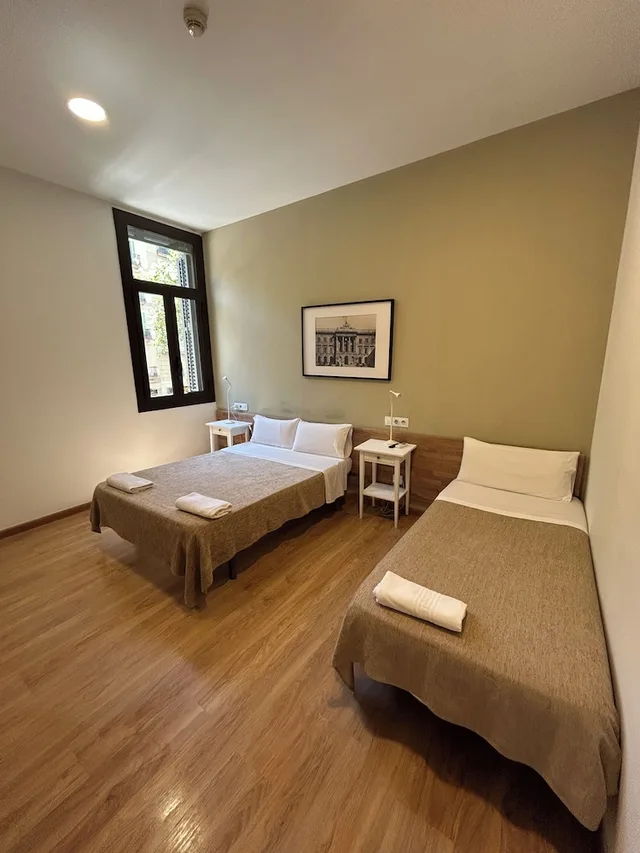 غرفة بسرير مزدوج وسرير فردي بغرفة نوم واحدة مع سرير إضافي بحمام خاص، Hostal Delfos 8/10