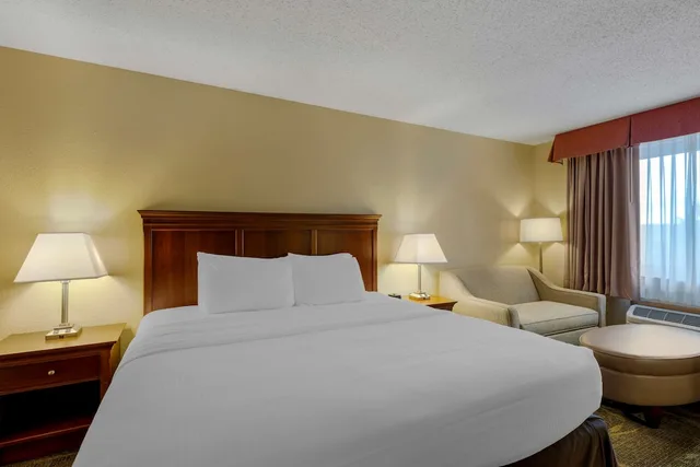 غرفة قياسية بسرير كينج مع أريكة، Best Western Plus Wooster Hotel & Conference Center 9/10