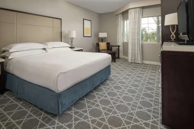 Deluxe, King Bed, Accessible, Hilton San Diego Del Mar 2/4