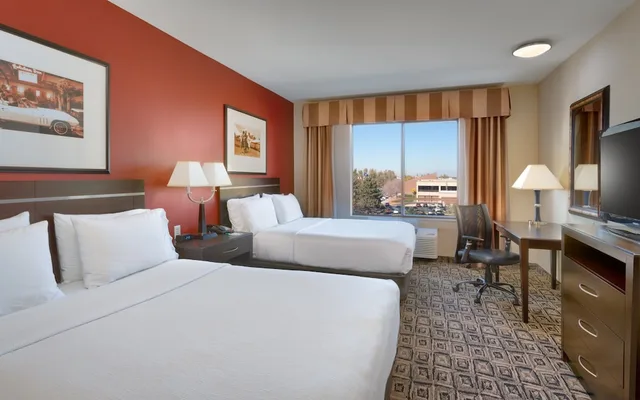 جناح بسريرين كوين بغرفة نوم واحدة مع أريكة، Holiday Inn Hotel & Suites Salt Lake City-Airport West 1/3