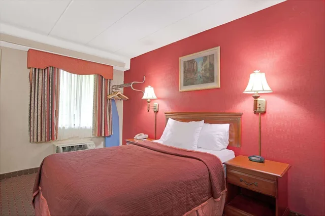 غرفة بسرير كينج، Travelodge by Wyndham Parsippany 1/10