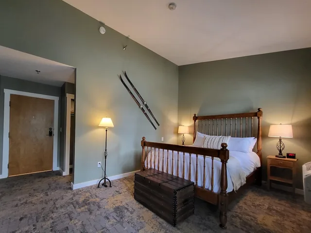 غرفة بسرير كوين بشرفة في المبنى الرئيسي، The Stowe Inn 1/2
