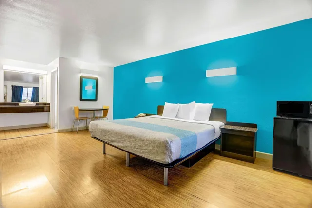 1 King Bed - Mobility Accessible Tub, Nsmk، Motel6 Anderson, CA - Redding Airport 3/10