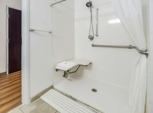 1 Queen Bed - Mobility Accessible Tub Nsmk، Motel6 Cleburne, TX 8/8
