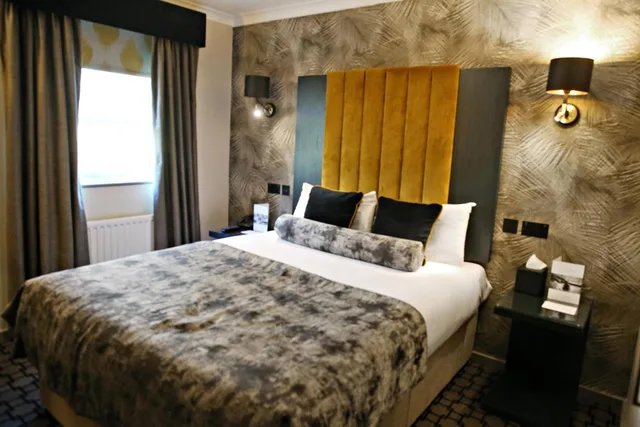 Contemporary, Standard, Double Bed، Denham Grove 2/4