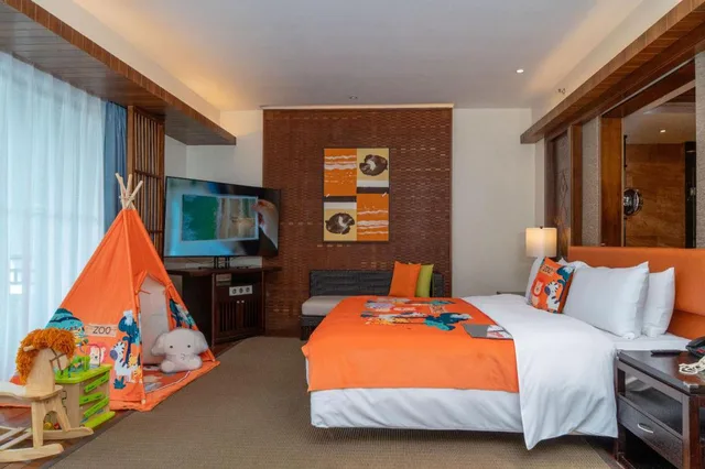 Theme, Guest Room, Family, King Bed, Garden View, Sofa, Balcony، Le Meridien Shimei Bay Beach Resort & Spa 1/3