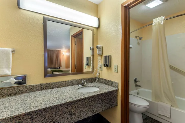 غرفة قياسية بسرير كينج، Econo Lodge North Nashville TN 6/6