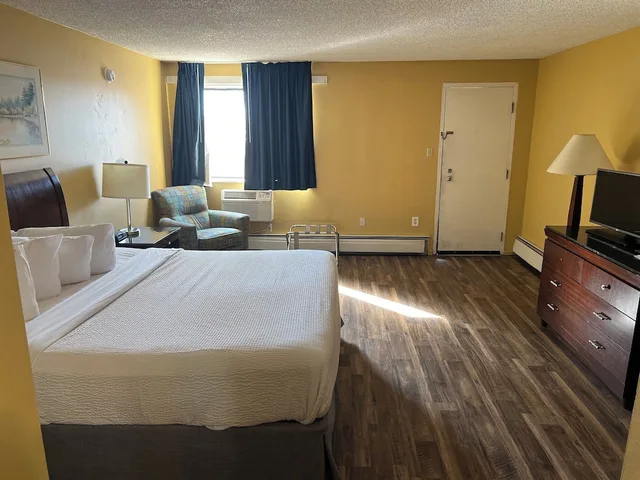 غرفة قياسية بسرير كينج بمطبخ صغير، Travelodge By Wyndham Laramie 1/4