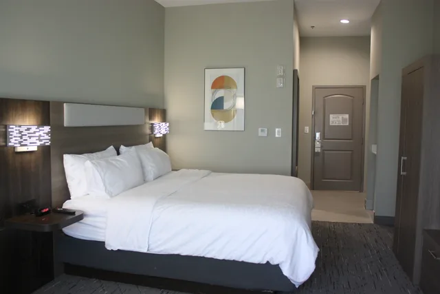 غرفة بسرير كينج لذوي الإعاقة، Holiday Inn Express Hotel & Suites Shamrock North 1/1