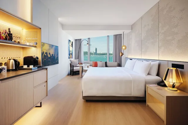 Royal, Rock, King Bed, Sea View, Hard Rock Hotel Pattaya 3/10